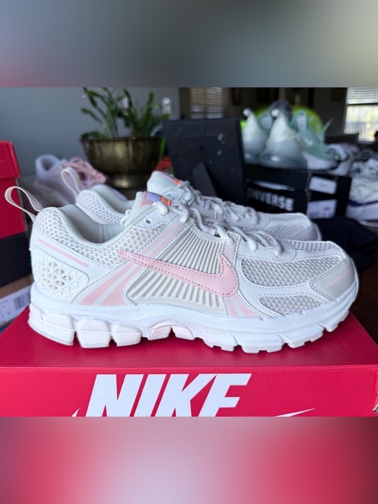 Nike Shoes - Nike Vomero 5